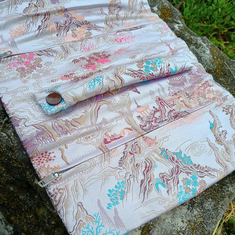 GoRGEoUS Asian inspired satin jewelry or makeup bag w pockets, jewelry bag